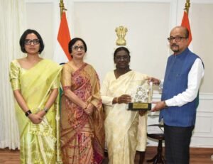 राष्ट्रपति द्रौपदी मुर्मु को राज्यपाल रमेन डेका ने भेंट की पहाड़ी मैना  की प्रतिकृति