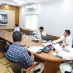 ग्रामीण क्षेत्रों में सेवाभाव और समर्पण के साथ स्वास्थ्य सेवाएँ दें बांड डॉक्टर्स : उप मुख्यमंत्री शुक्ल