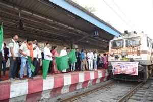 कैबिनेट मंत्री  लखनलाल देवांगन ने कोरबा रेलवे स्टेशन से भारत गौरव टूरिस्ट ट्रेन को हरी झंडी दिखाकर किया रवाना, बुजुर्गों को दी शुभकामनाएं