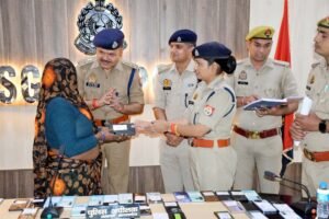 मिशन शक्ति 6.0 में यूपी पुलिस का कमाल, सात दिन में पांच राज्यों से खोज निकाले 32 लाख के गुम मोबाइल